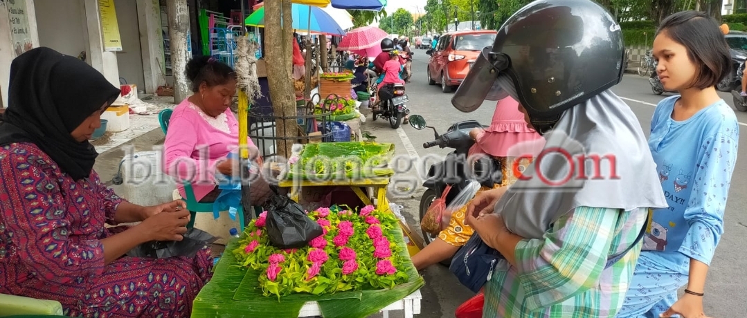 Penjual Bunga Tabur di Kota Bojonegoro Kecipratan Berkah Jelang Ramadan